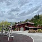 Åseral skule med leikeapparat i forgrunn